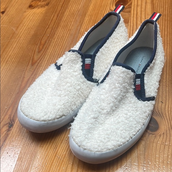 Tommy Hilfiger White and Blue Sherpa Slippers/shoes - Picture 5 of 10